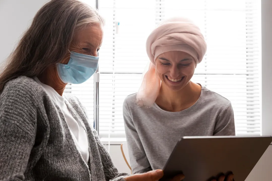 A healthcare professional educating a chemotherapy patient about her treatment options.